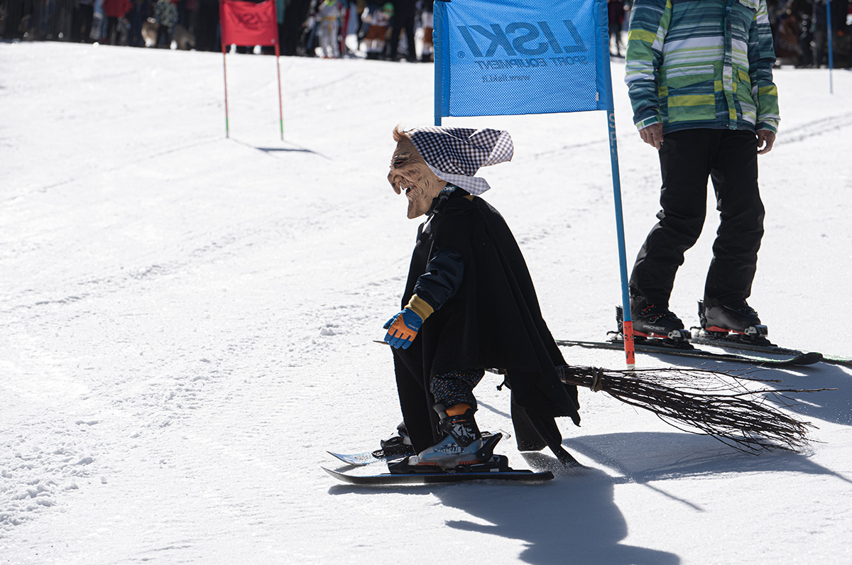 Kreatív járművek és jelmezes kavalkád